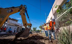 Alcalde de Culiacán supervisa pavimentación de calles en la colonia Vista Hermosa y dialoga con vecinos