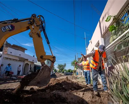 Alcalde de Culiacán supervisa pavimentación de calles en la colonia Vista Hermosa y dialoga con vecinos
