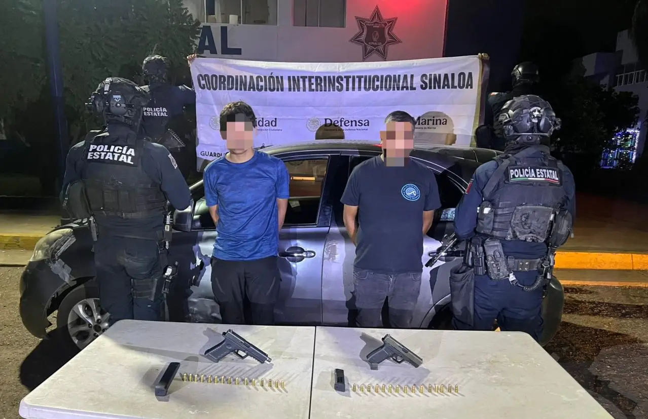 Policía Estatal y Ejército aseguran armas y detienen a dos hombres en carretera a Culiacancito.