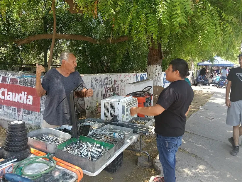 Don Enrique comparte sus lecciones de vida entre sus clientes que llegan a generarle amistades.