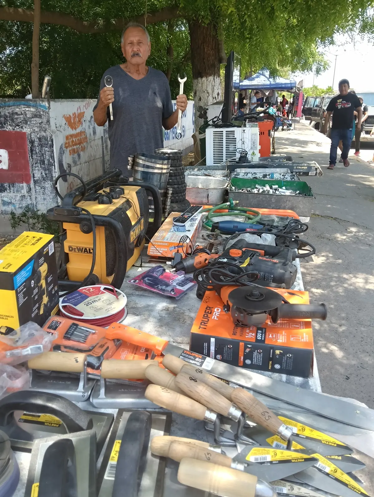 Con dedicación, don Enrique vende sus herramientas en el tianguis de la Textilera.