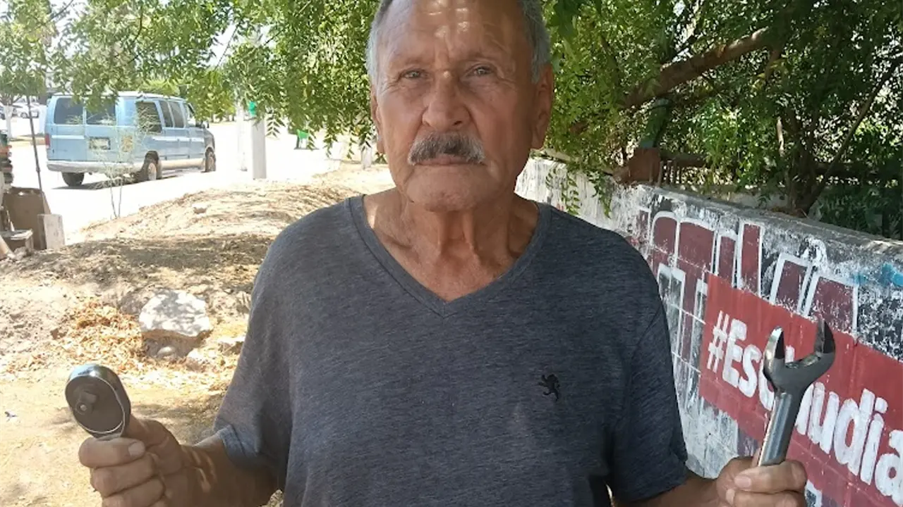 A sus 81 años, don Enrique sigue trabajando como comerciante. Vende herramientas en el Tianguis de la Textilera en Navolato.