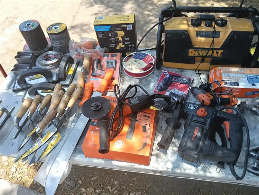 Con la venta de las herramientas, Don Enrique continúa dando significado a su vida.