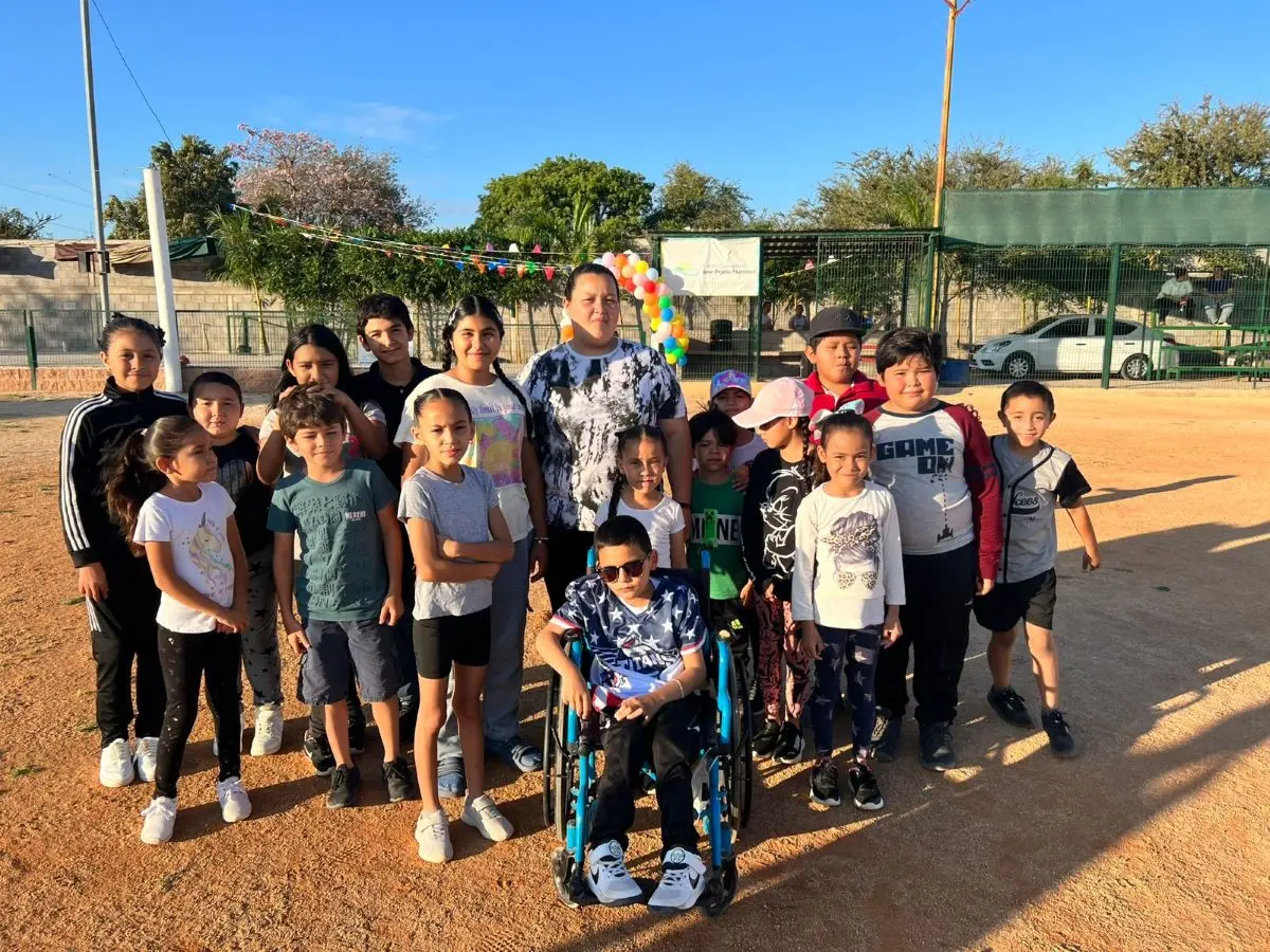 El pequeño atleta de El Potrero de Sataya, Navolato convive con sus compañeros de equipo, quienes lo acompañan en su camino de superación.