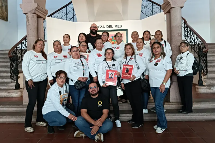Las 30 fotografías de la exposición, realizadas por Luis Brito, nacen de casi tres años de trabajo con madres buscadoras y retratan la memoria viva a través de objetos que simbolizan amor, ausencia y esperanza.