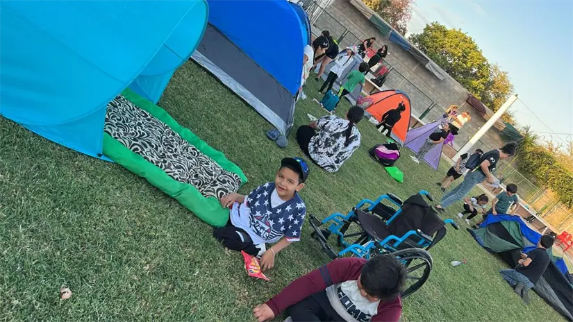 Integrado en el campo de juego y actividades de convivencia, Memito muestra la fuerza interior que lo impulsa a seguir soñando