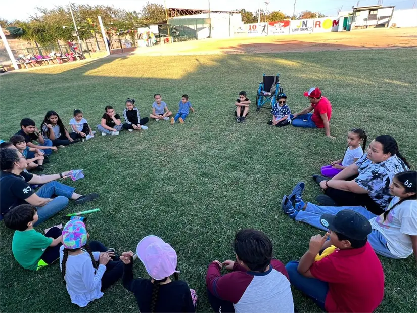 Memito sonríe durante todas las actividades comunitarias, demostrando que la pasión puede más que cualquier limitación física.