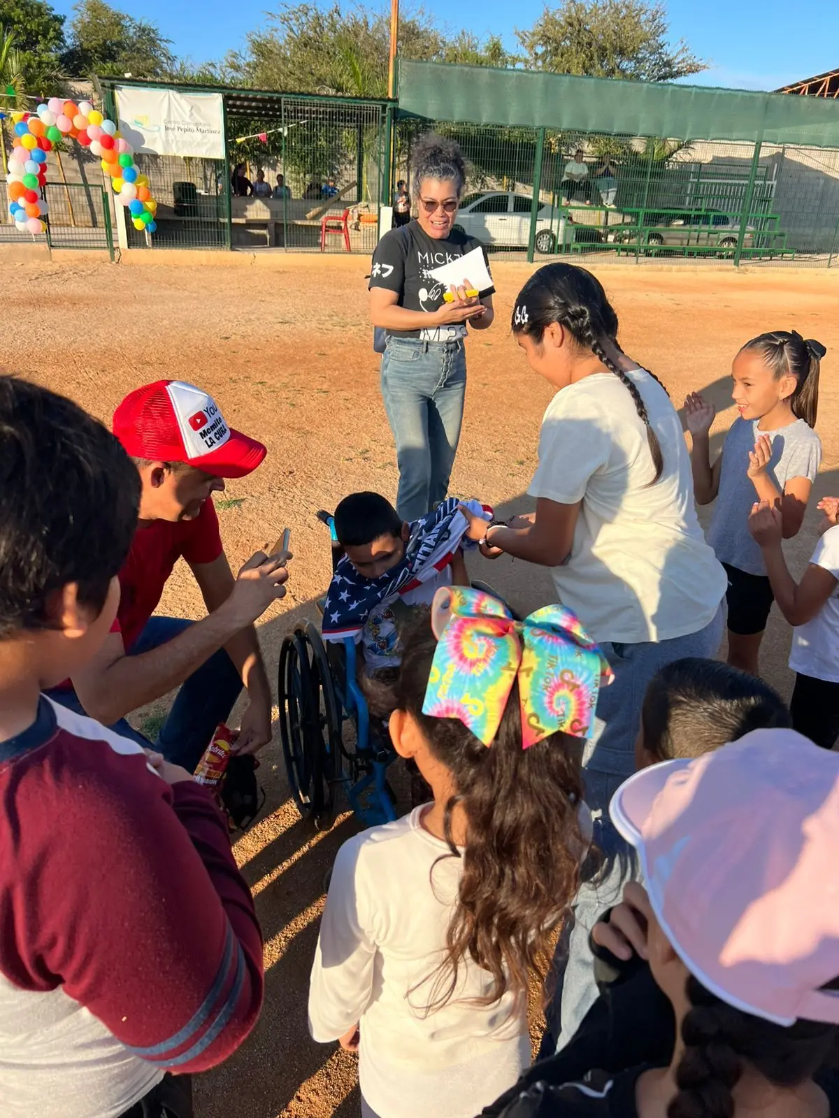 Participando en actividades comunitarias como el Megajuguetón Navolato y otras actividades, Memito comparte alegría y motivación con otros niños.