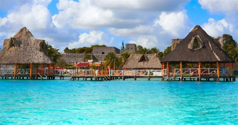 Celebra el Año Nuevo 2026 con ambiente tropical en Bacalar. Foto: cortesía.