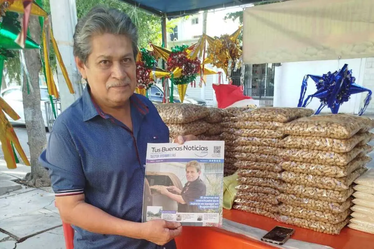 Ramón González, quien desde 1996 se dedica al tostado y venta de cacahuate posa orgulloso con la portada de su entrevista.
