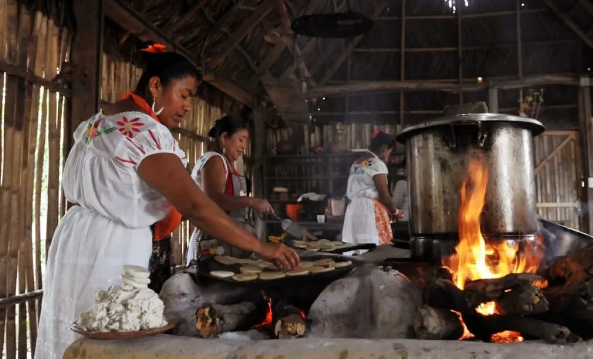 Familias totonacas arriban a los campos de Villa Juárez para integrarse a las labores hortícolas de la temporada agrícola. Foto Hablemos de culturas
