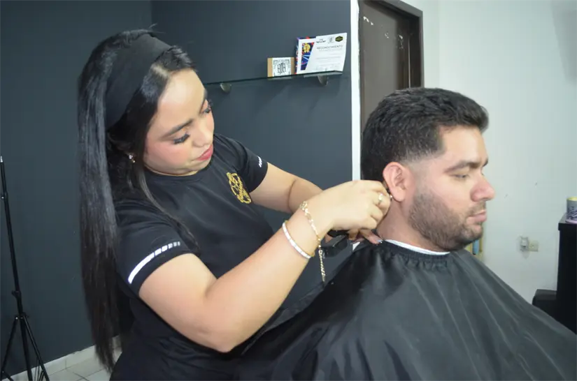 Desde su primera máquina hasta su propia barbería, Darianna ha recorrido un camino de valentía y crecimiento. Foto: Juan Madrigal