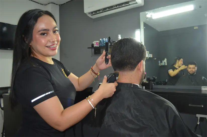 La historia de Darianna inspira a mujeres jóvenes a romper barreras, creer en su talento y atreverse a emprender con el corazón por delante. Foto: Juan Madrigal