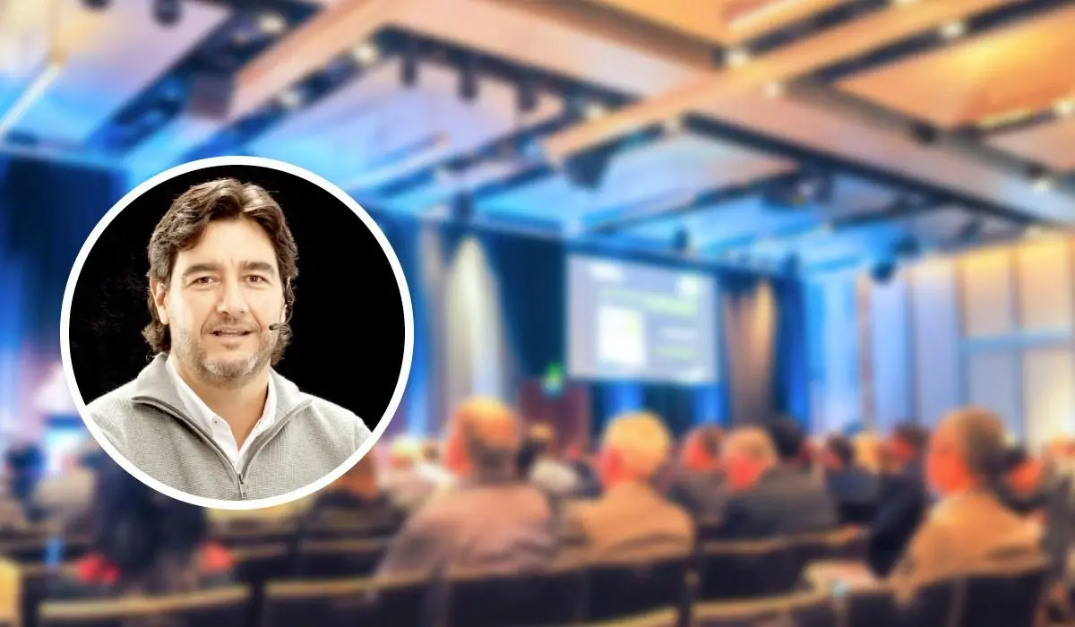 El colombiano Juan Pablo Domínguez es guía de emprendedores y ofrece charlas “Conectando para servir”, enfocadas en propósito, escucha activa y acción solidaria.