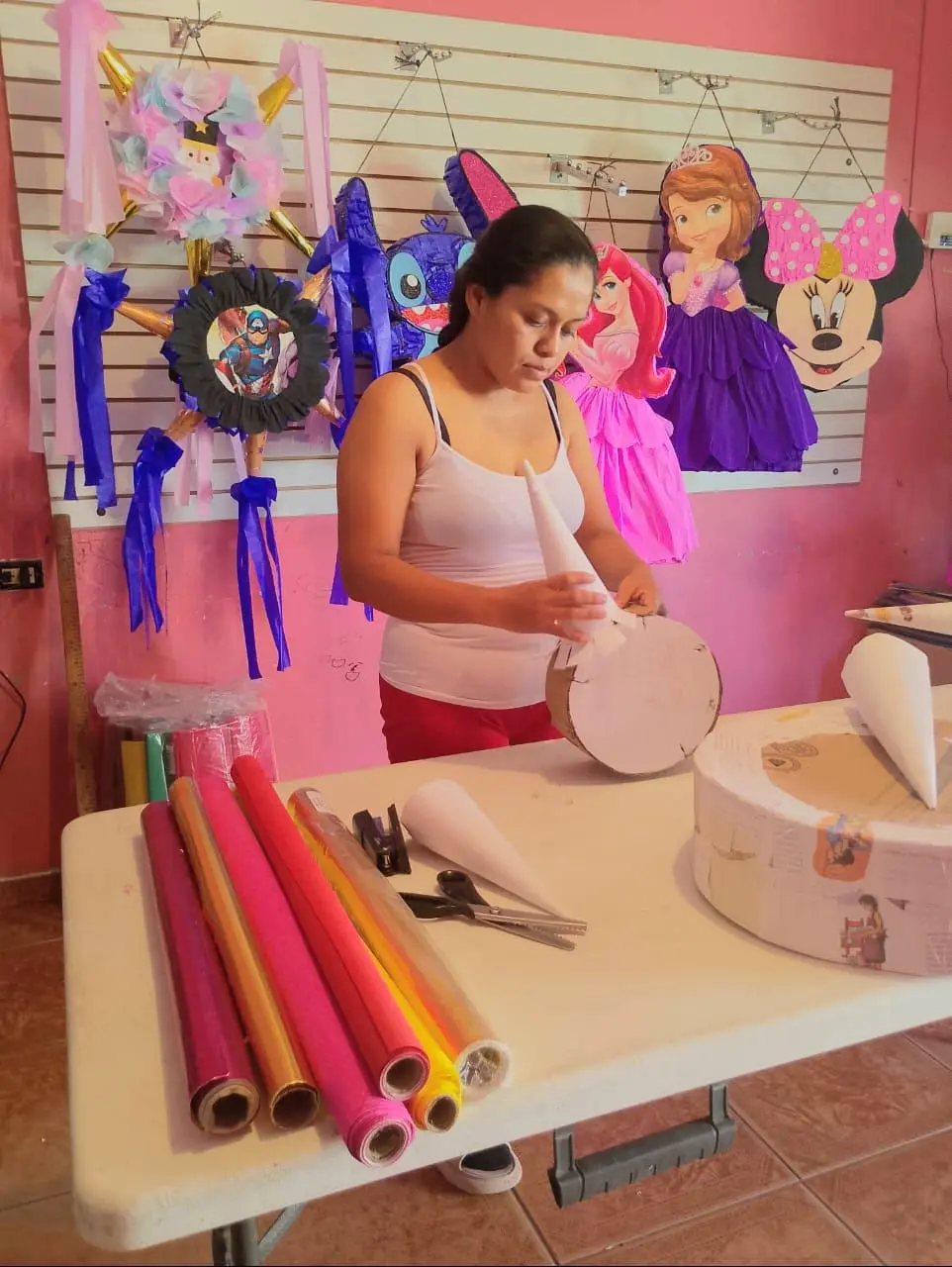 Entre papel, cartón y engrudo, Selene transforma su hogar en un pequeño taller lleno de color y creatividad.