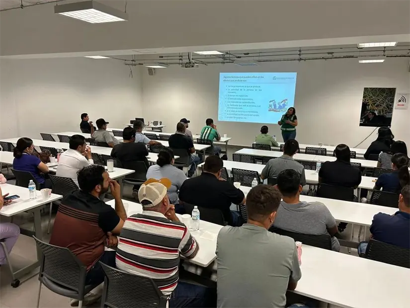 Instructores de ProFamilia de Jornaleros IAP imparten talleres sobre seguridad y bienestar laboral en campo.