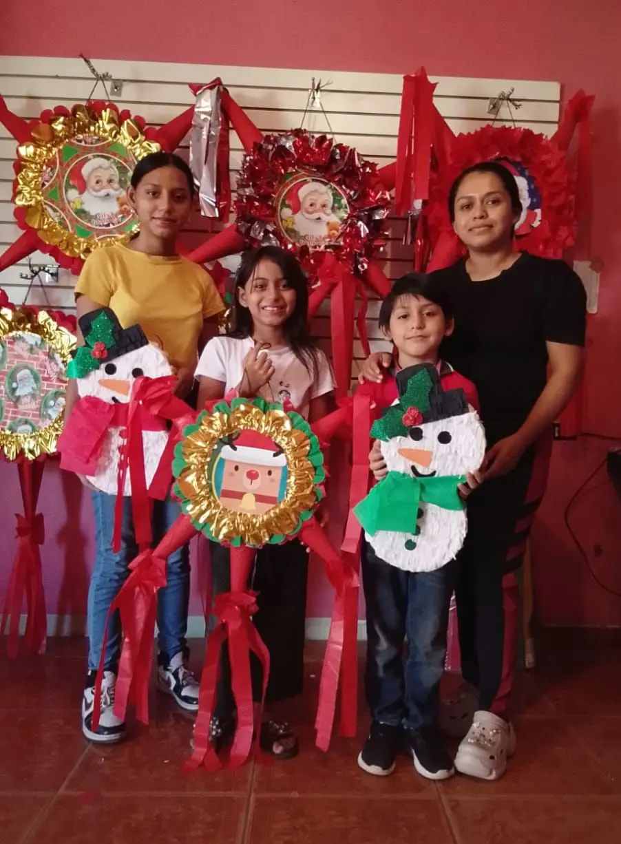 Junto a sus hijos, Selene continúa fortaleciendo un oficio familiar que nació en medio de la adversidad.