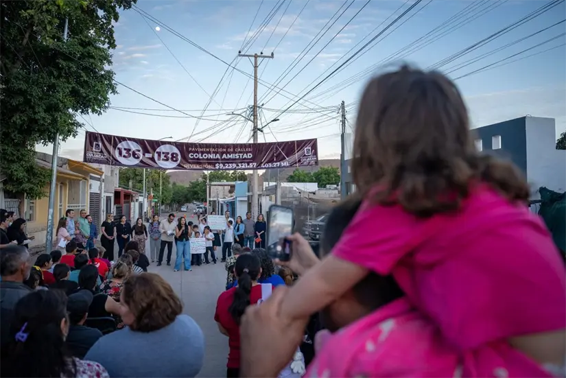 Juan de Dios Gámez Mendívil inaugura obras viales en la colonia Amistad y escucha peticiones en Las Cascadas. Foto: Ayuntamiento de Culiacán