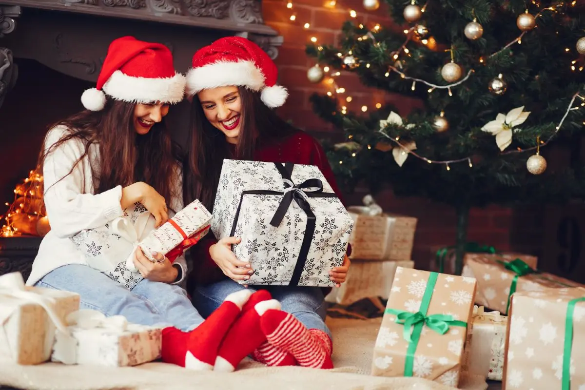 Prepara tus obsequios para Navidad 2025. Foto: Freepik