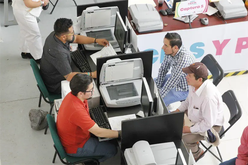Módulos para cambio de propietario y refrendos vehiculares en Morelia. Foto: Cortesía