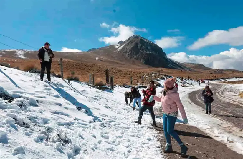 Pasa una navidad entre peleas de bolas de nieve en Nevado de Toluca. Foto: cortesía.
