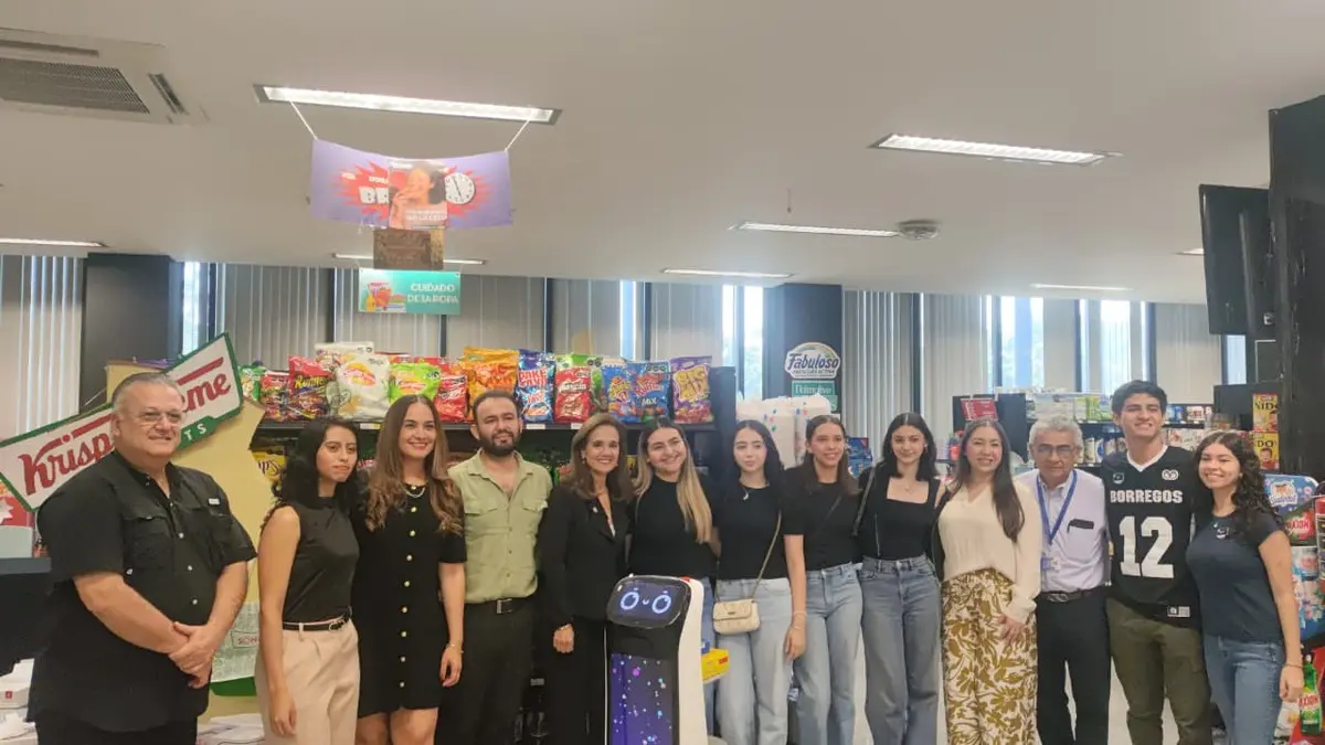 Los estudiantes y maestros del Tecnológico de Monterrey posan junto a Findy.