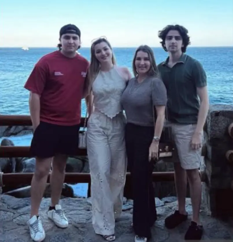 Alicia Villarreal junto a sus tres hijos. Foto: cortesía.