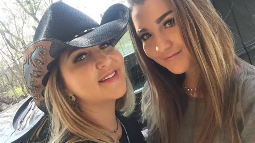 Alicia Villarreal junto a su hija mayor, Melenie Carmona. Foto: cortesía.