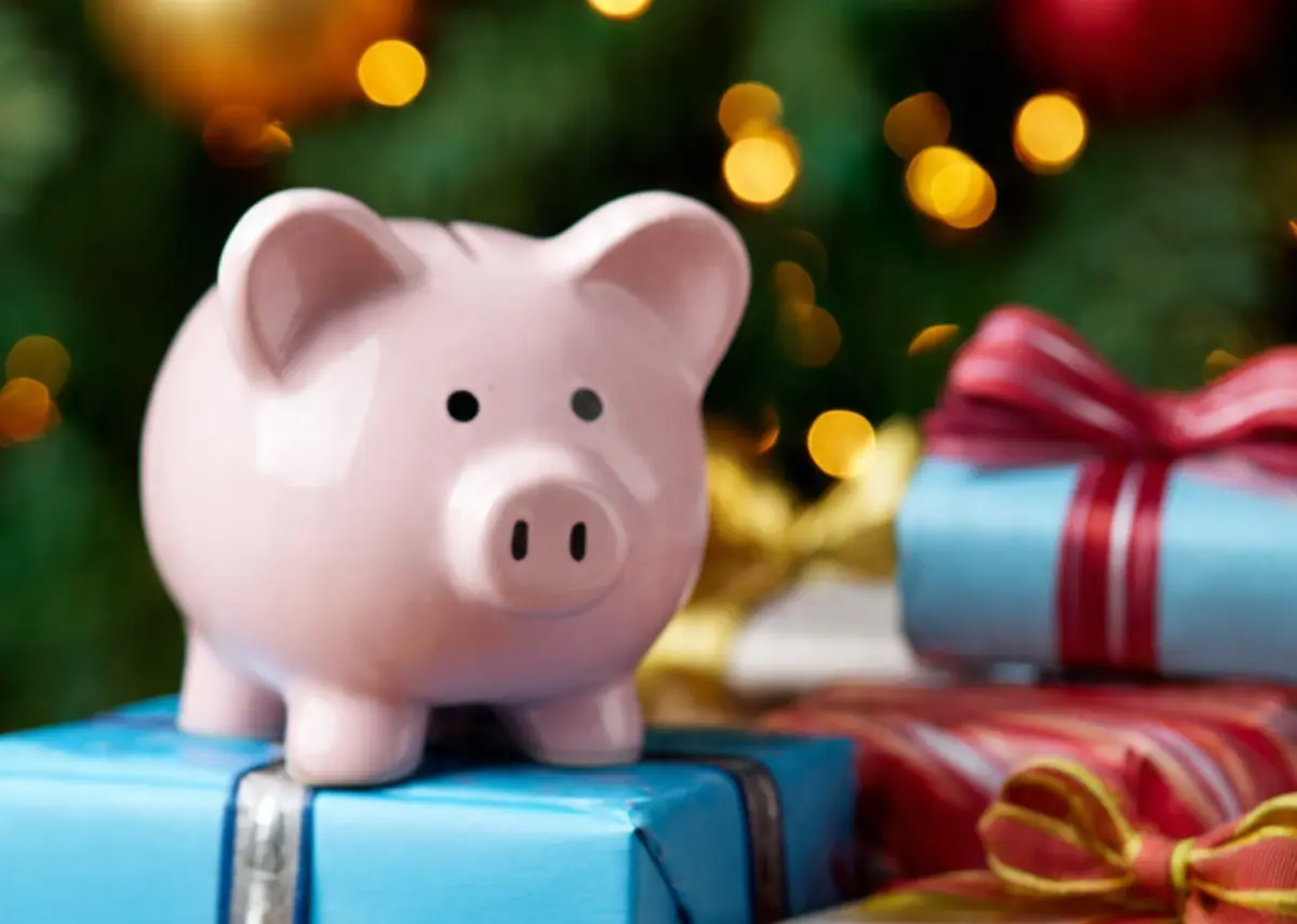 La temporada navideña implica gastos importantes, por lo que conviene armar un presupuesto realista. Foto: Meta AI