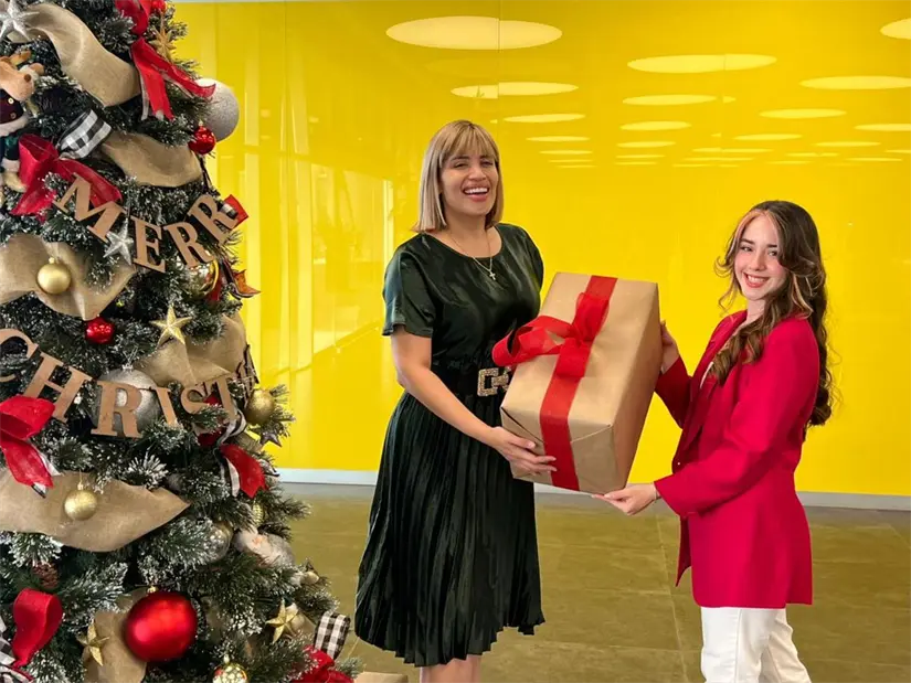 Iris Godoy y Aleyda Bojórquez, miembros del Comité Organizador, anunciaron el gran desfile navideño.