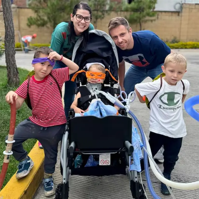 Oliver acompañado de sus padres y sus hermanos, quienes nunca perdieron la esperanza. Foto: Cortesía