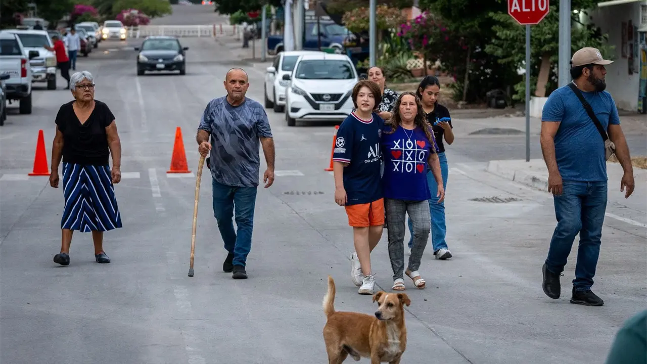 Vecinos de la Miguel Hidalgo estrenan nueva calle y alumbrado con inversión municipal. Foto: Ayuntamiento de Culiacán