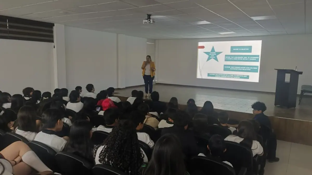 La especialista en salud emocional tuvo auditorio lleno en la institución.