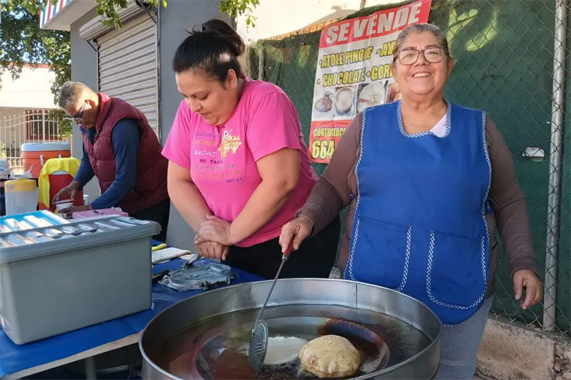 El negocio de gorditas y atoles le ha permitido a doña Sofía desarrollar una red de amistades, clientes, vecinos y conocidos que la buscan porque saben que ahí, además de comida, siempre encuentran buen ánimo.
