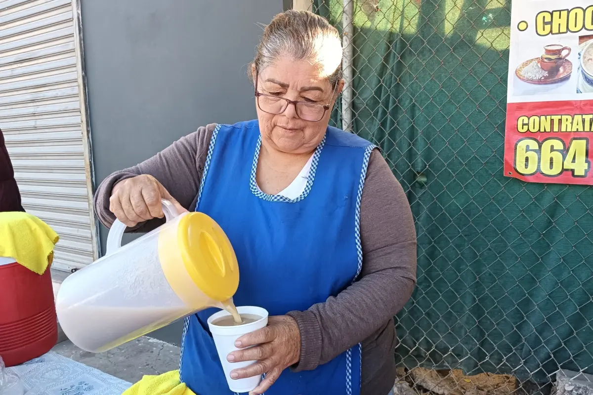 Durante los últimos 23 años, el puesto de atoles y gorditas de Lidia Sofía ha sido el ritual matutino de vecinos de Los Huertos. | Imágenes de Francisco Castro