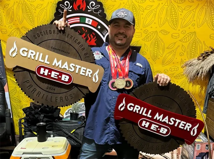“El Master” junto a su equipo “Puro Pinche Parrillero”, fueron los ganadores del Grill Master HEB 2024, ejemplo de disciplina y pasión por la parrilla. Foto: Cortesía/TBN