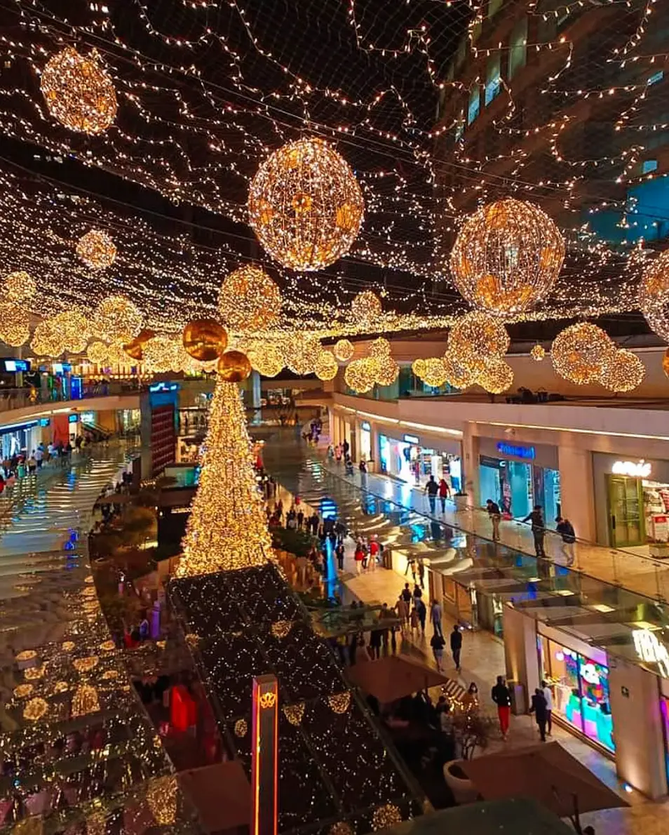 Gran árbol navideño en plaza Antara, CDMX. Foto: @mexicoatravesdeunalente.