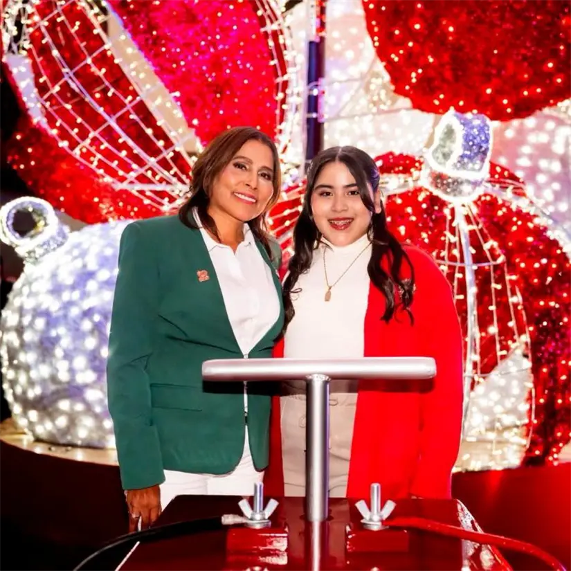 Encendido del árbol de navidad en la Casa Municipal de Ensenada. Foto: Cortesía