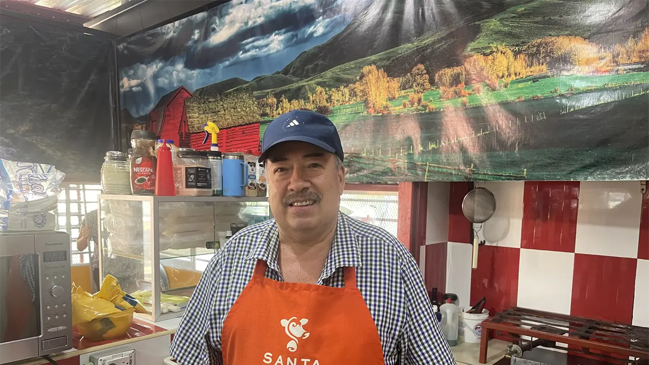 Lino Alvarado y su hermana Lucero iniciaron su negocio de tortas hace más de 30 años en Urías, hoy su emprendimiento es un ícono en el sector donde la comunidad los aprecia y disfruta de sus deliciosas tortas de jamón y pierna