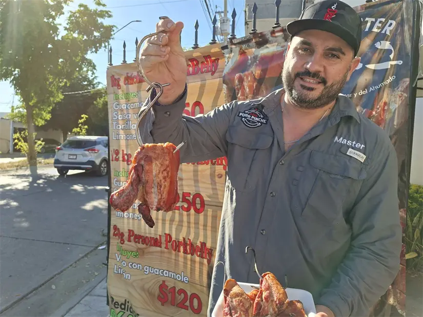 Luis Enrique “El Master”: el culichi que encontró en las brasas su misión de vida y conquista paladares con el chicharrón Porky Belly al barril colombiano. Foto: Juan Madrigal