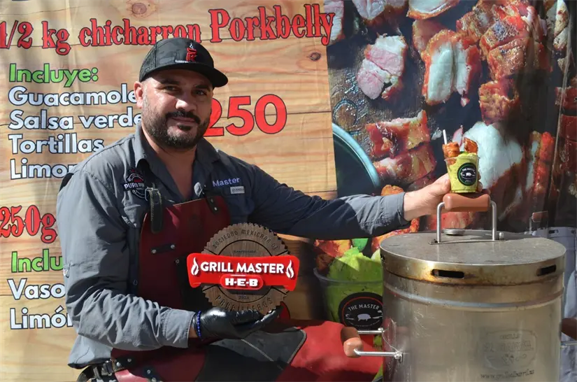 Con disciplina, amistad y puro carbón, Luis Enrique Pérez Núñez “El Master” ha construido un proyecto de sabor que va más allá de la cocina: una comunidad que aprende se inspira y celebra los logros juntos. Foto: Juan Madrigal