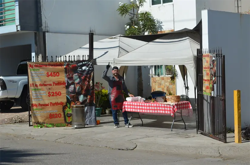 Luis Enrique Pérez Núñez “El Master” transformó el fuego en su camino y su cochera en un sueño que une, inspira y despierta sonrisas en el fraccionamiento Providencia. Foto: Juan Madrigal