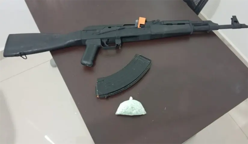 Un arma larga y 200 pastillas de fentanilo aseguradas en el cateo. Foto: SSPC