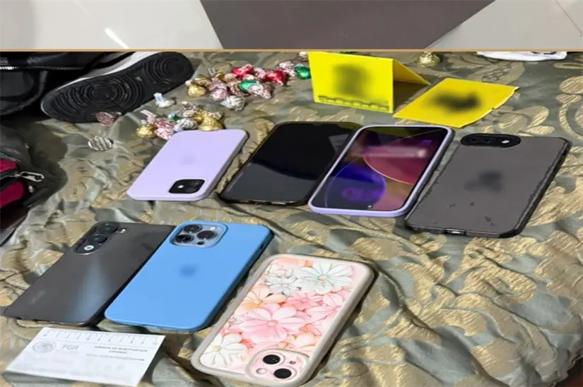 Teléfonos celulares asegurados durante el cateo. Foto: SSPC