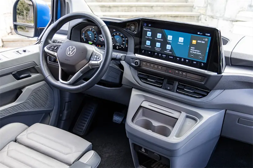 Lujo y tecnología, así luce el interior de la Caravelle. Foto: Volkswagen