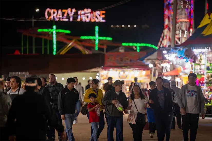 Más de dos mil personas disfrutaron la primera noche de la Verbena, una celebración que promueve la unión familiar y la magia de la Navidad en un ambiente accesible e incluyente. Foto: Ayuntamiento de Culiacán