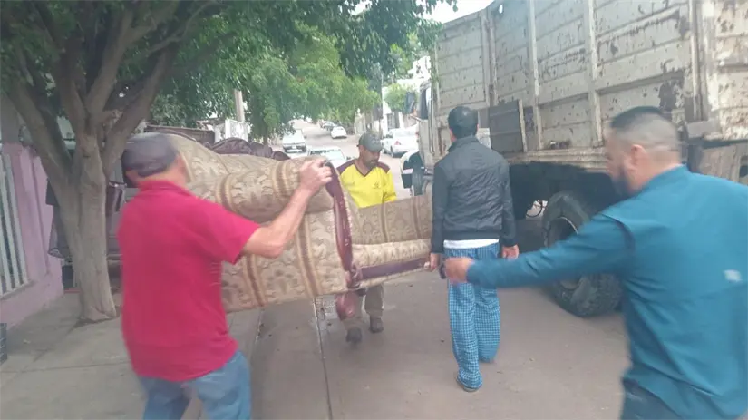 Operativo de descacharrización retira objetos que acumulan agua y previenen enfermedades en Culiacán. Foto: Ayuntamiento de Culiacán