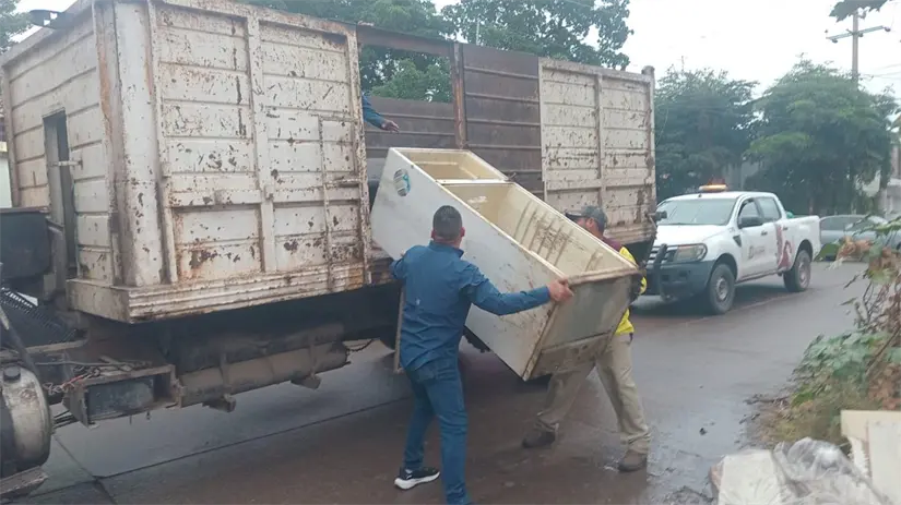 Retiran una tonelada de cacharros en operativo de salud en la colonia 10 de Mayo, Culiacán. Foto: Ayuntamiento de Culiacán