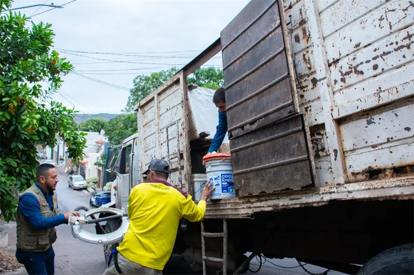 Descacharrización en Culiacán: vecinos de la 10 de Mayo participan en operativo de limpieza y salud. Foto: Ayuntamiento de Culiacán