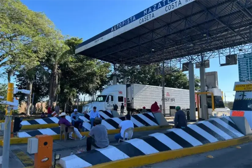 Agricultores mantienen bloqueo en la caseta de cobro 